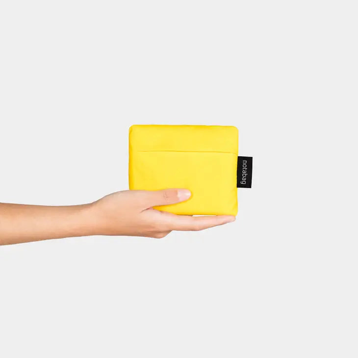 Handlenettet i gult er til barn og er sammenleggbart.