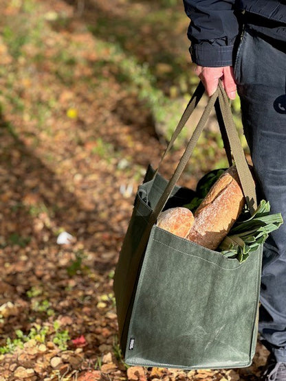 Grønt handlenett med stor plass. Ytre materialet er laget av cellulose / papir